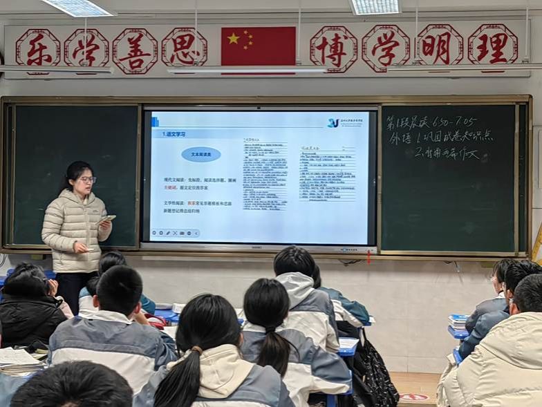 一群人正在听演讲 AI 生成的内容可能不正确。